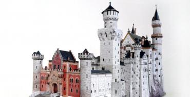 Pallati i bërë nga kartoni me ngjyrë
